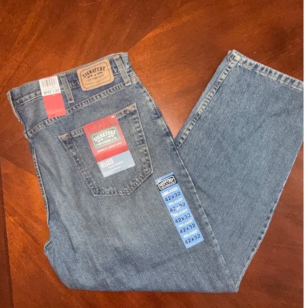 Signature Levi Relaxed Fit Jeans Men 42x32 Blue Med Wash Straight Leg Brand New